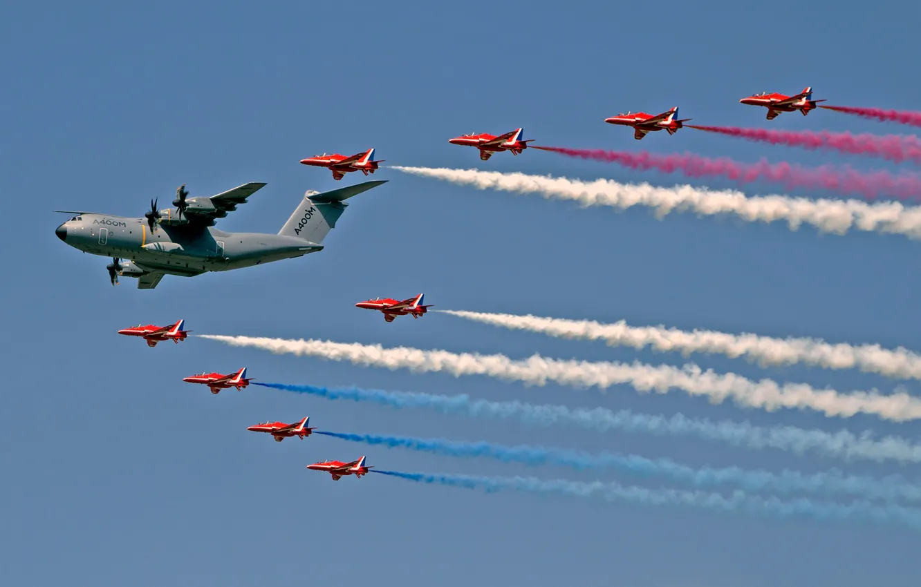 Фото обои небо, солнце, истребители, самолёты, сопровождение, четырёхмоторный, RAF, транспортный
