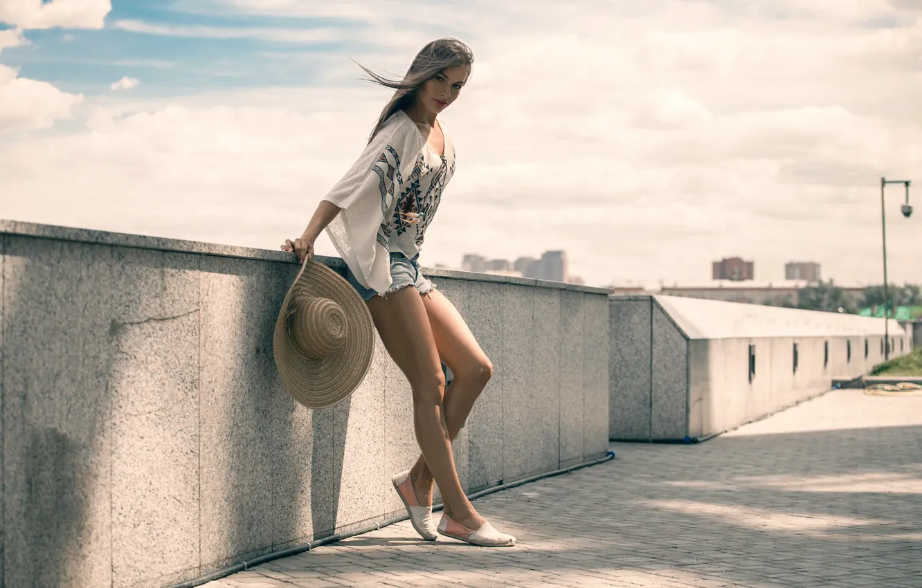 Фото обои лето, девушка, шорты, шляпа, ножки
