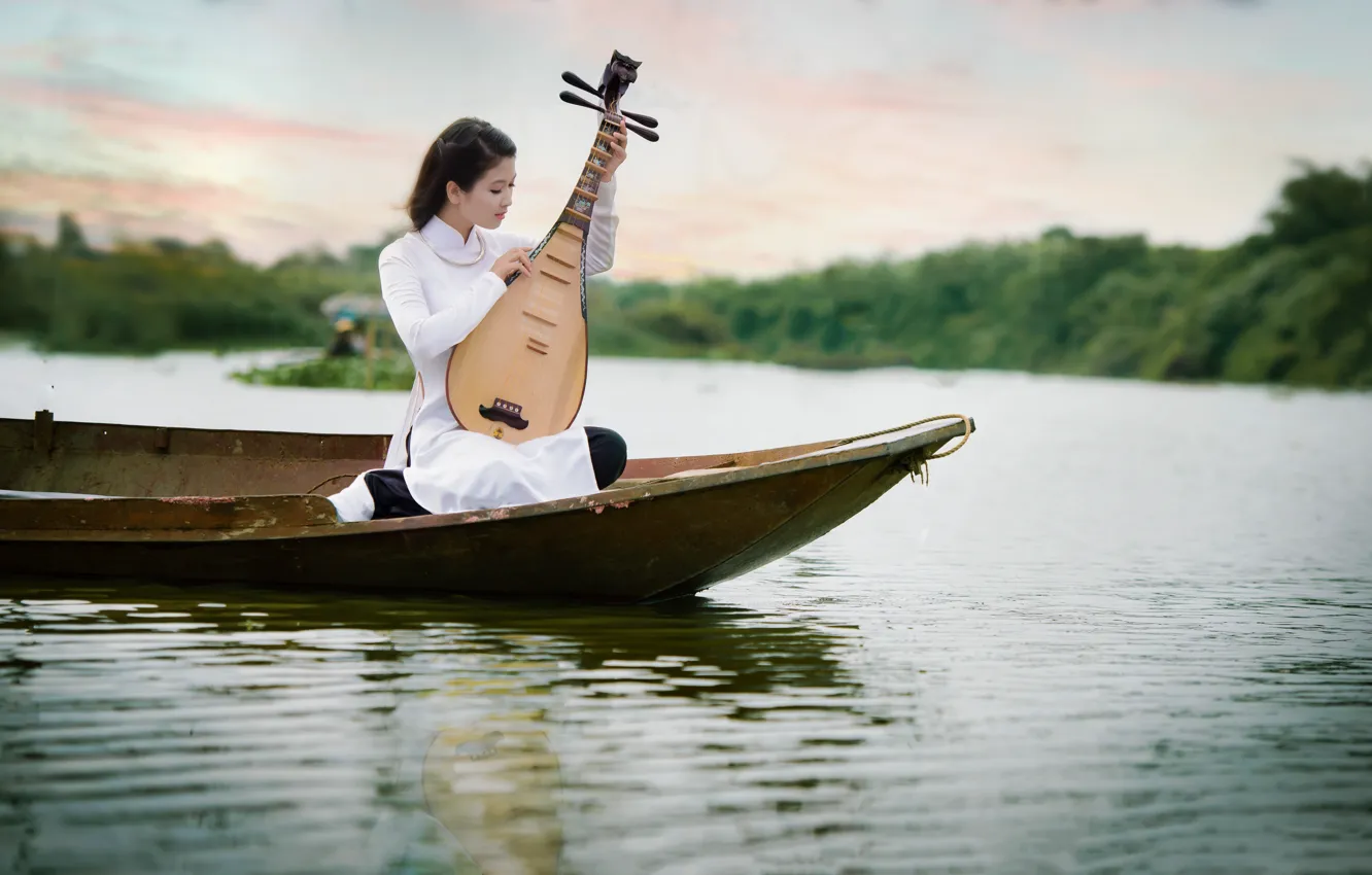 Фото обои девушка, музыка, лодка, инструмент, азиатка, водоем