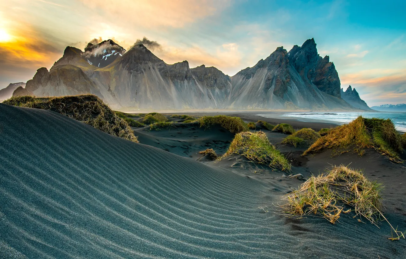 Фото обои песок, море, облака, пейзаж, горы, полосы, скалы, холмы