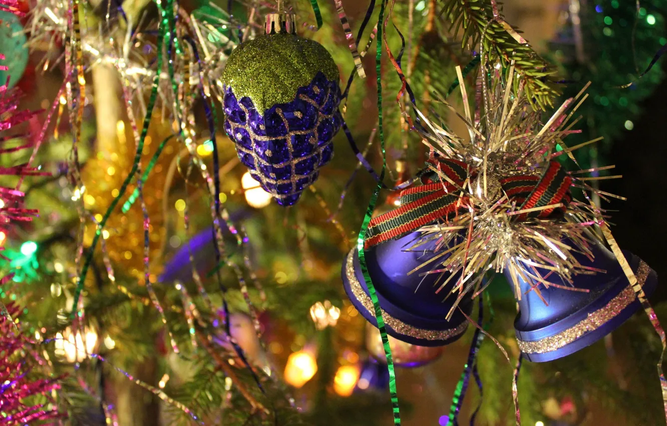 Фото обои дождик, праздник, блеск, елка, новый год, блестки, мишура, колокольчики