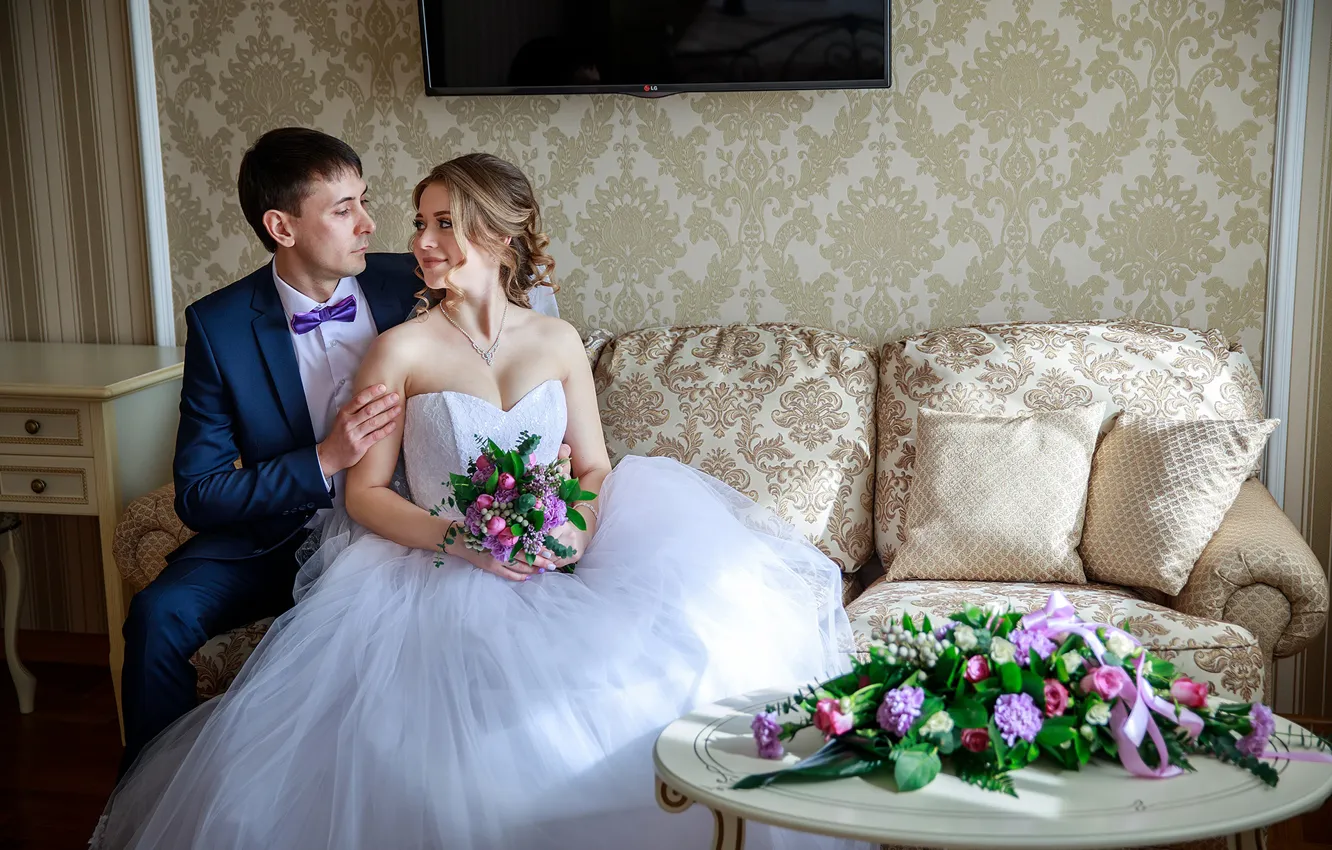 Фото обои девушка, цветы, букет, платье, влюбленные, невеста, свадьба, жених