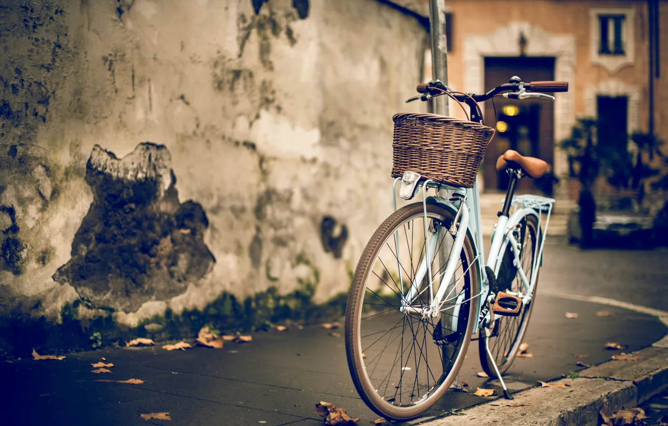 Фото обои велосипед, дом, стена, улица, здание, размытость, бордюр