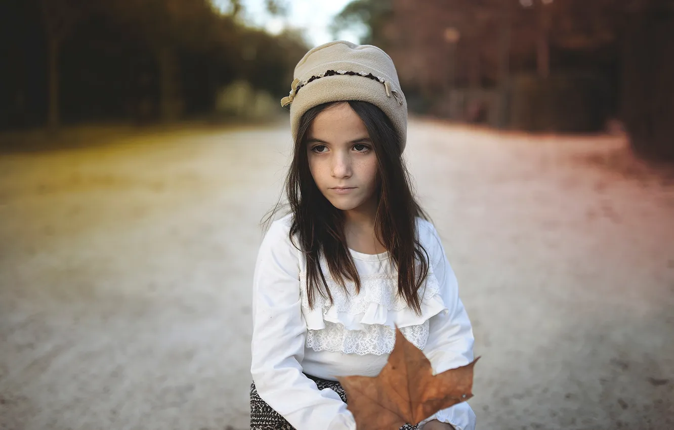 Фото обои осень, взгляд, лист, девочка, шапочка, боке