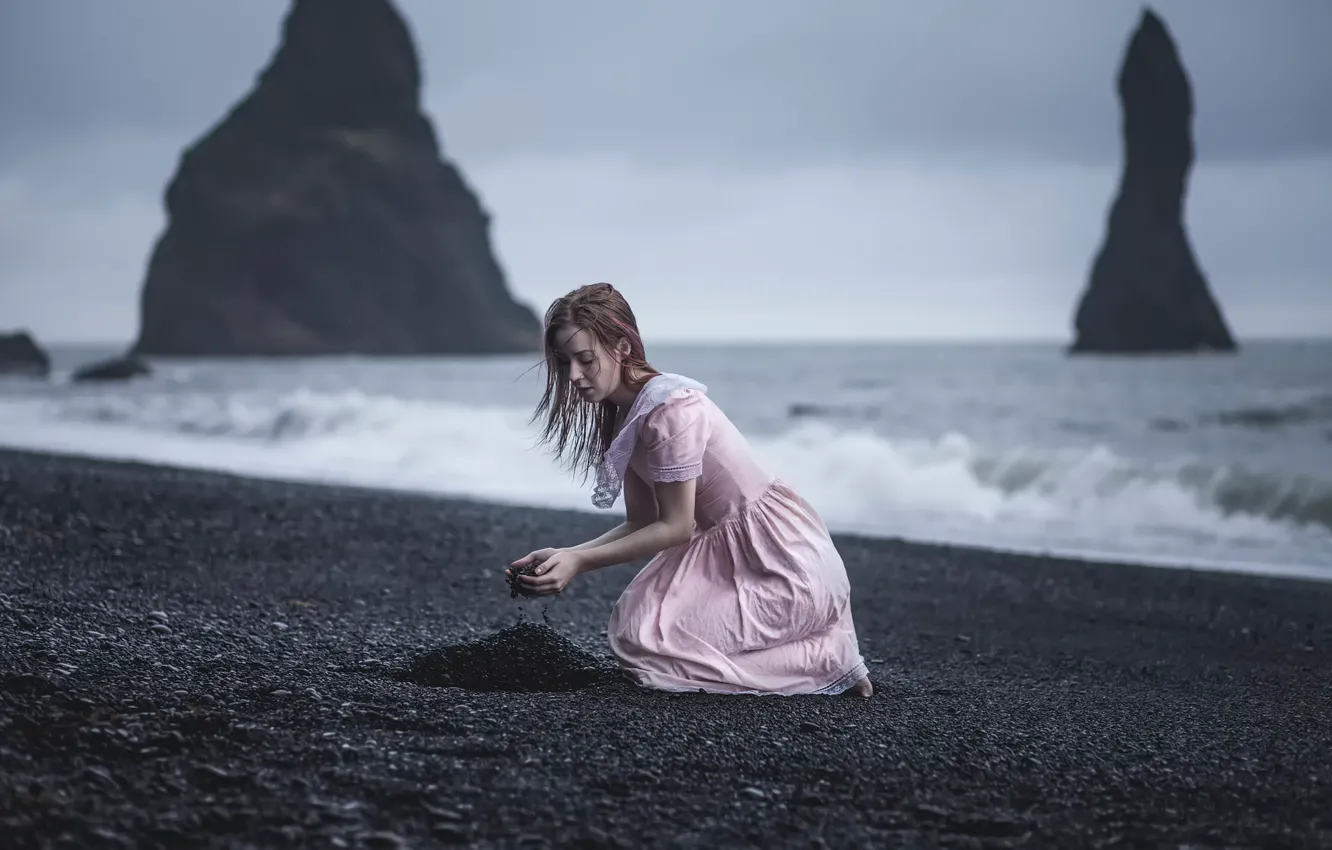 Фото обои волны, девушка, дождь, скалы, ветер, берег