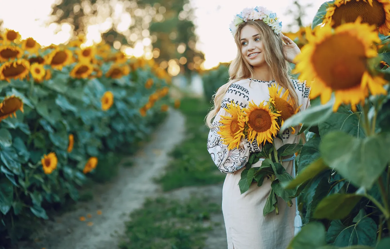 Фото обои поле, девушка, подсолнухи, прогулка