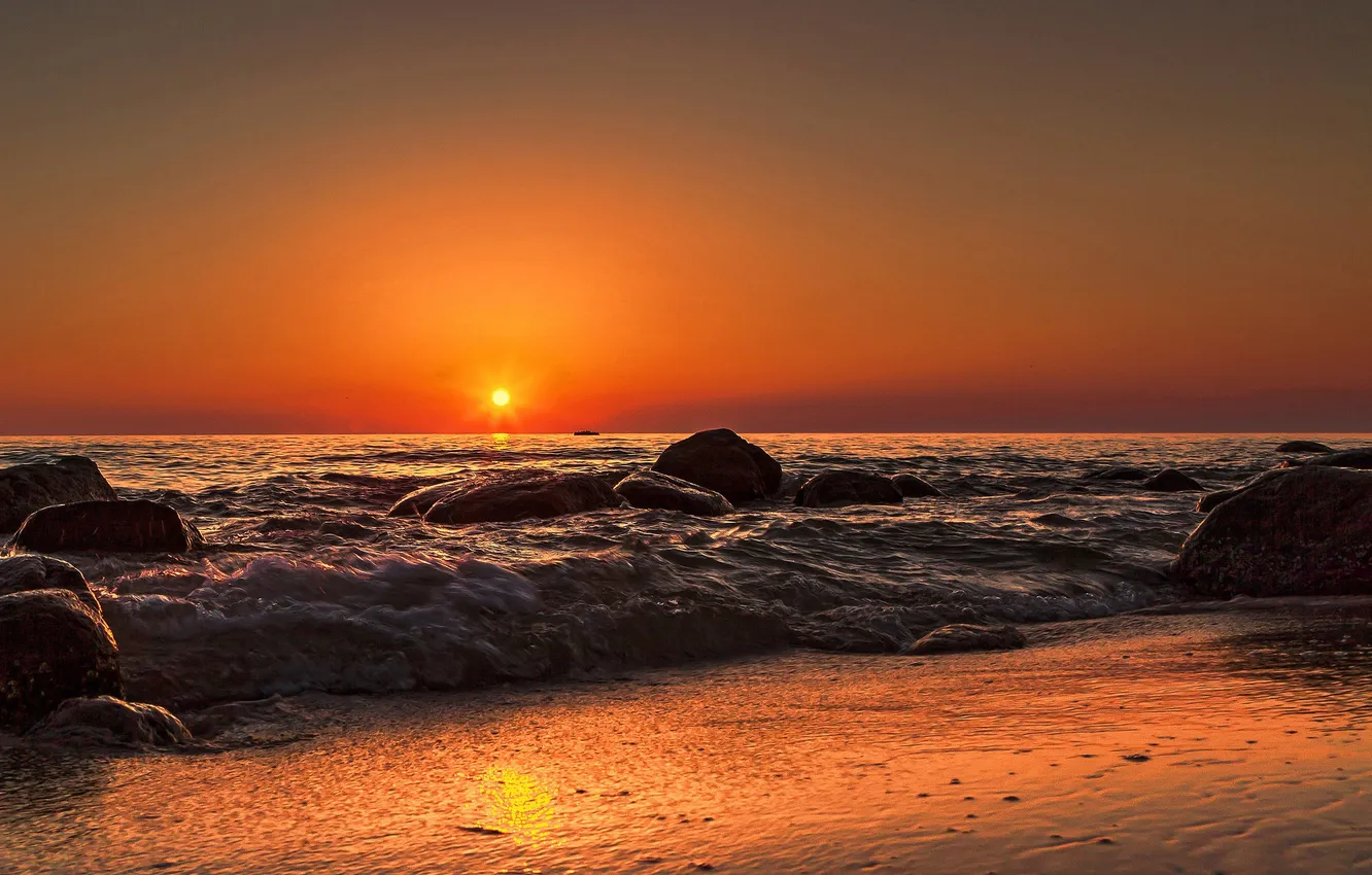 Фото обои море, волны, пляж, отражение, восход, зеркало, оранжевое небо