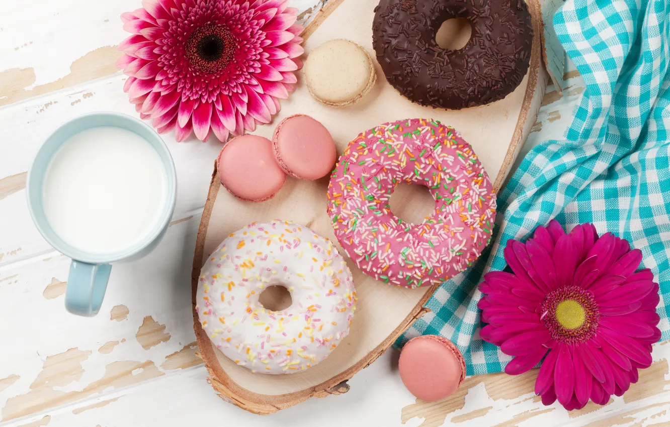 Фото обои цветы, завтрак, пончики, герберы, wood, pink, flowers, breakfast