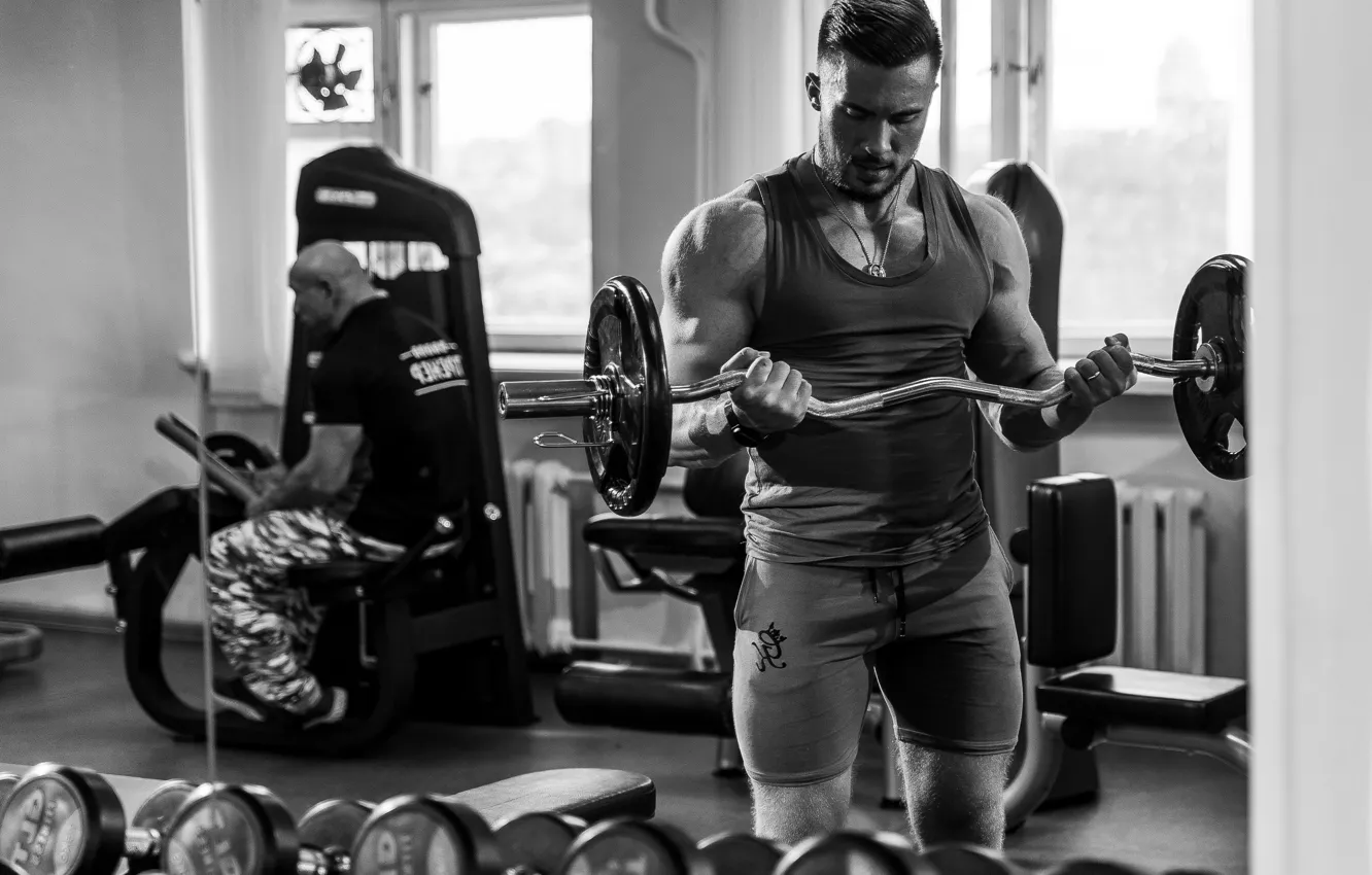 Фото обои мышцы, штанга, черно - белое, качалка, тренировка, бицепс, тренажерный зал, мужчина со штангой