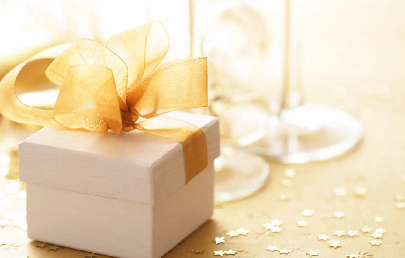 Фото обои праздник, коробка, подарок, бокалы, белая, золотой, шампанское, бант
