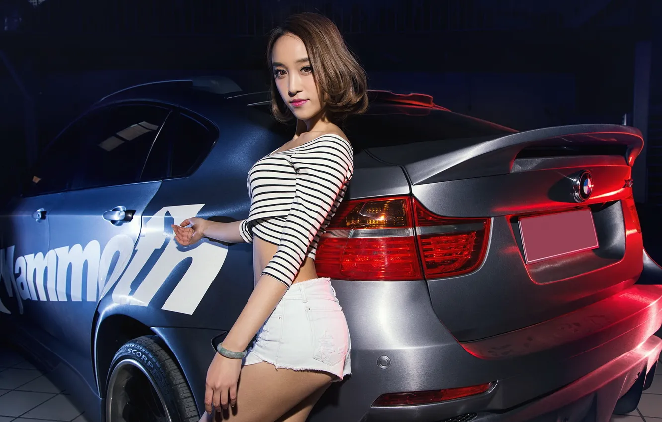 Фото обои авто, взгляд, Девушки, BMW, красивая девушка, стоит над машиной