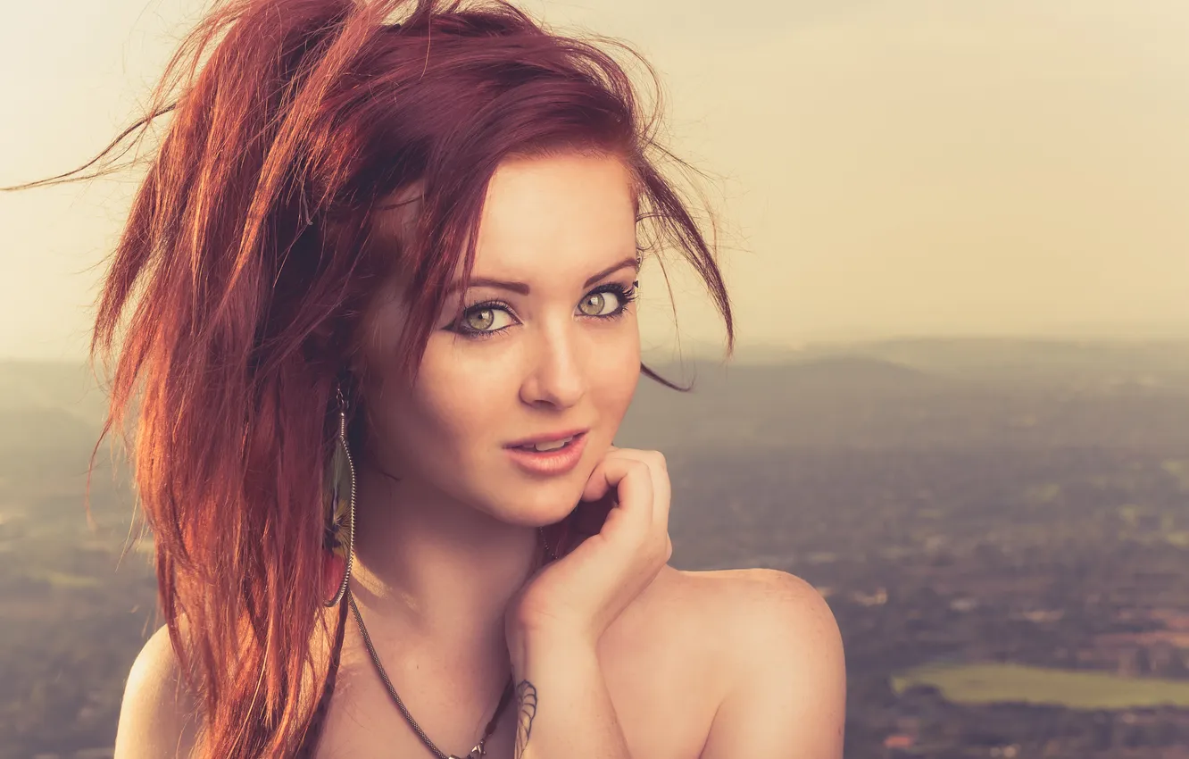 Фото обои взгляд, стрелки, серьги, рыжая, макияэ