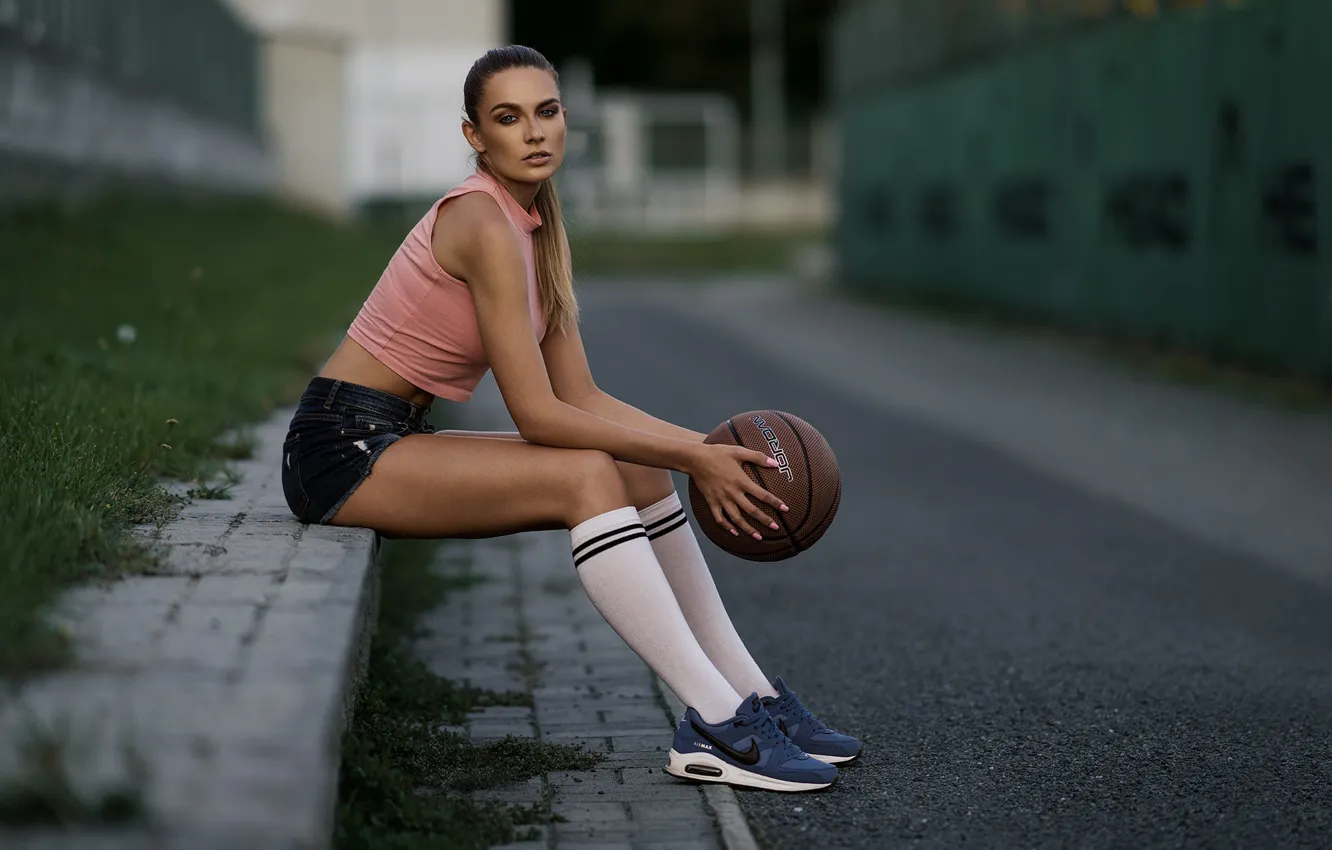 Фото обои шорты, мяч, ножки, спортсменка, Lucy, комсомолка, Robert Chrenka