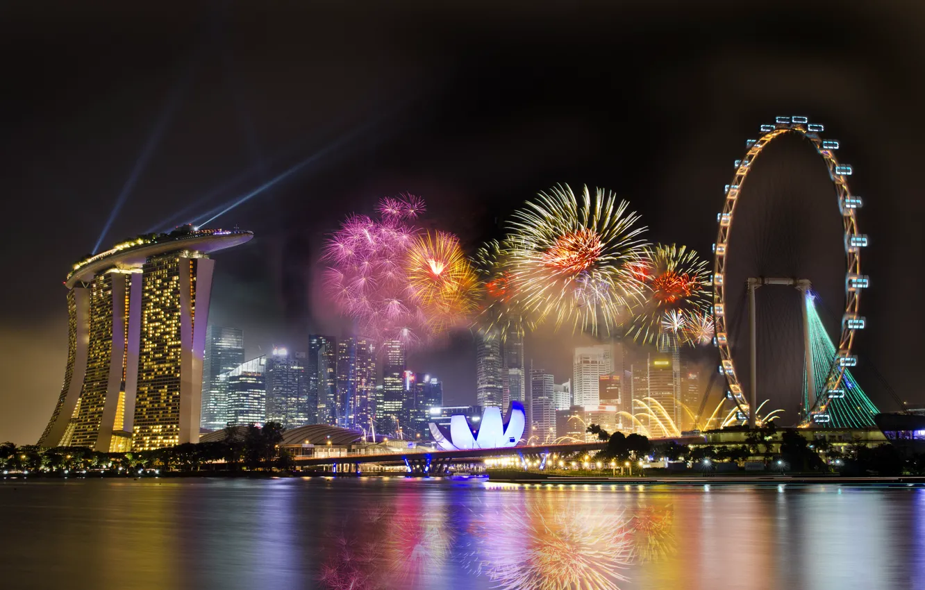 Фото обои небо, ночь, город, праздник, колесо, Сингапур, отель, фейерверки
