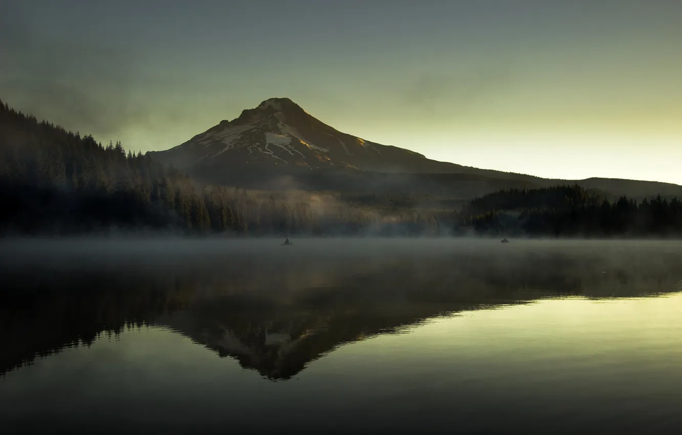 Фото обои природа, озеро, гора, утро, дымка, рыбаки
