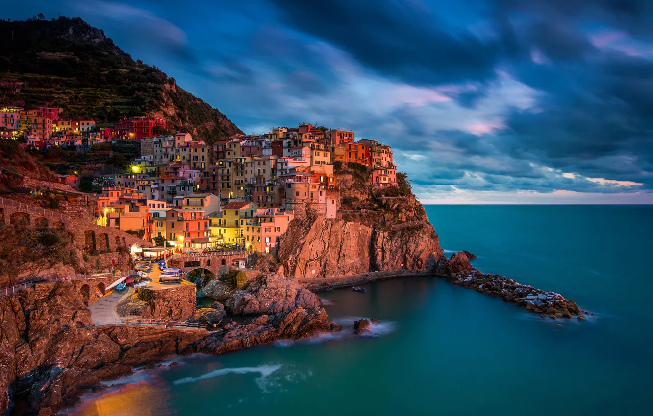 Фото обои море, огни, скалы, краски, дома, вечер, Италия, Манарола