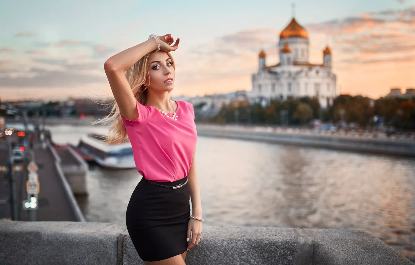 Фото обои девушка, закат, поза, река, юбка, макияж, фигура, прическа
