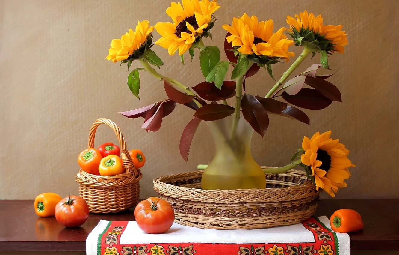 Фото обои цветы, ваза, перец, натюрморт, корзинка, овощи, помидор, томаты