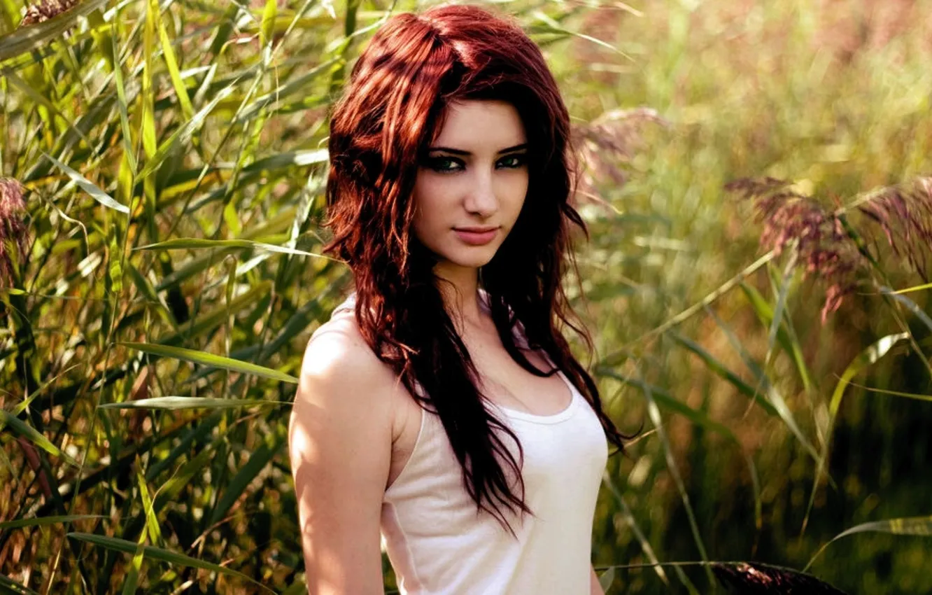 Фото обои трава, взгляд, девушка, рыжая, Susan Coffey, Сьюзан Коффи