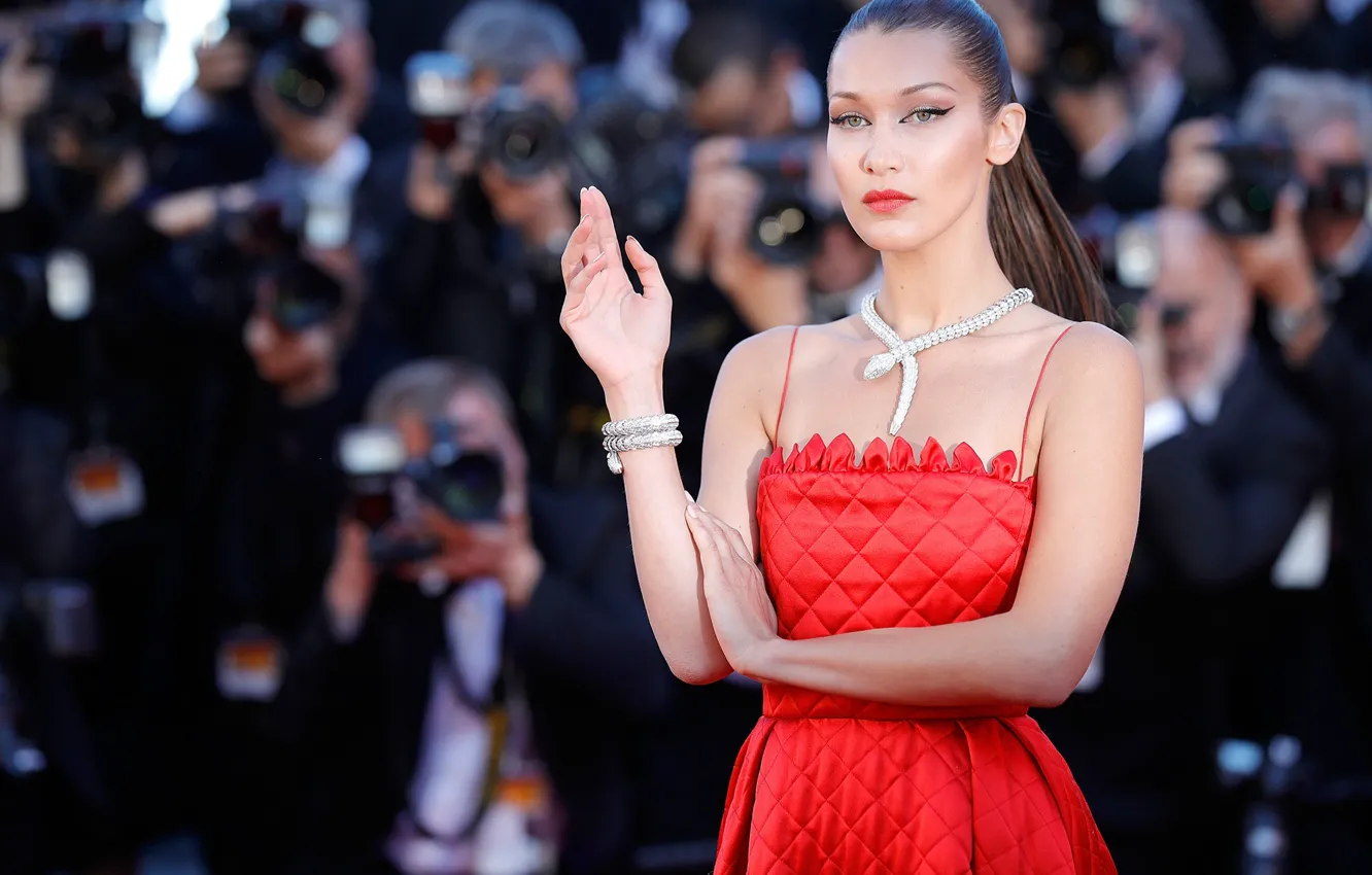 Фото обои взгляд, девушка, украшения, красное, модель, макияж, платье, Bella Hadid