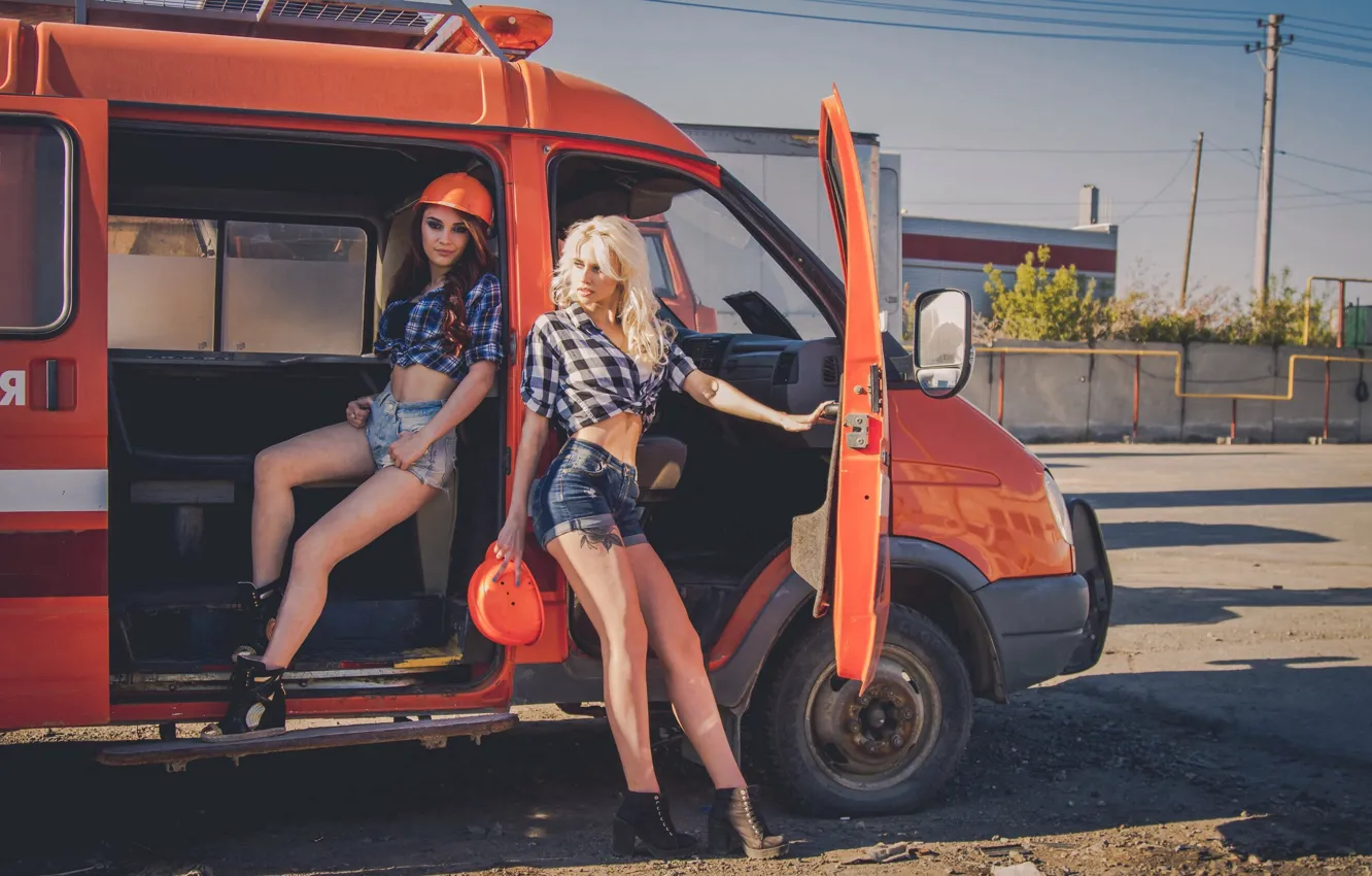 Фото обои car, model, women, brunette, blonde, vehicle, helmet, van