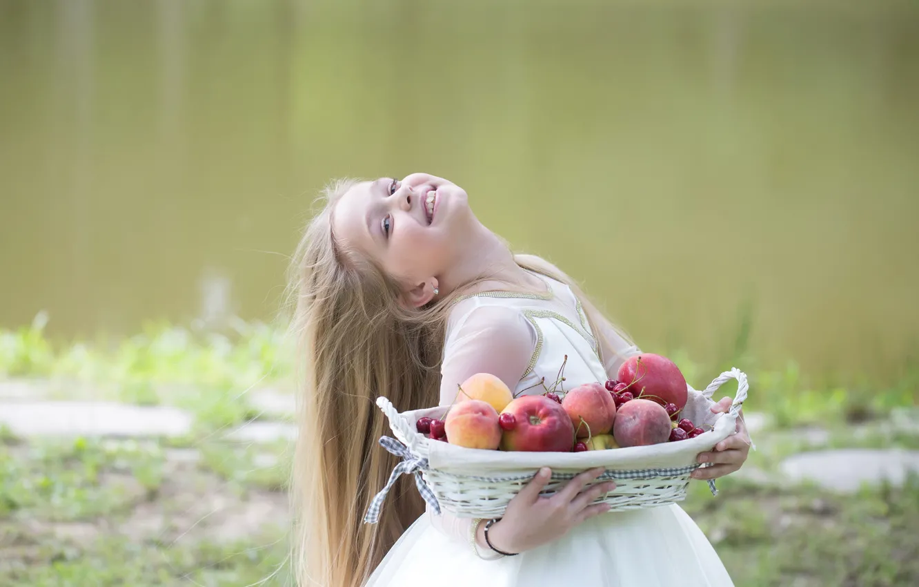 Фото обои вишня, улыбка, платье, девочка, girl, фрукты, персики, fruit