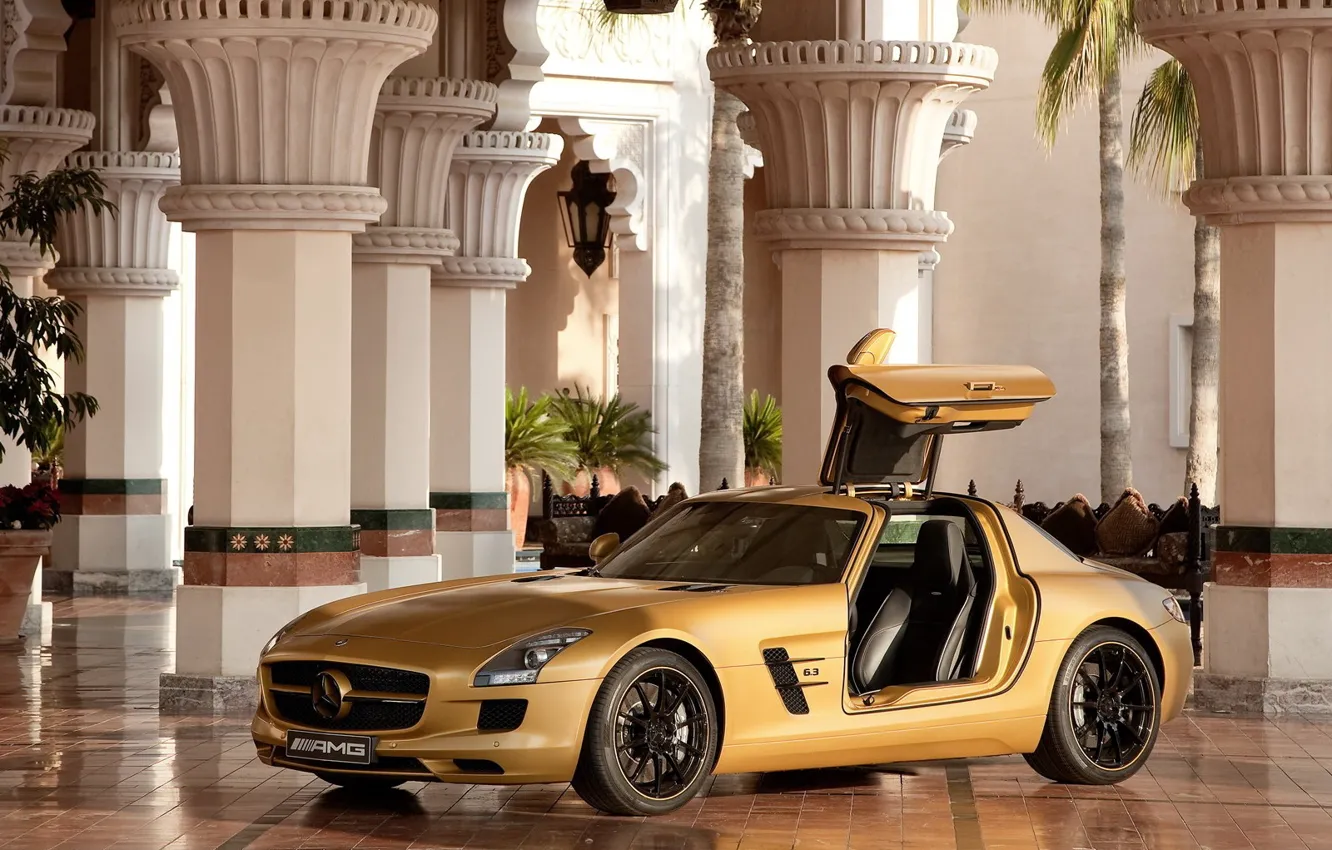 Фото обои дверь, колонны, зал, золотой, Mercedes AMG SLS63