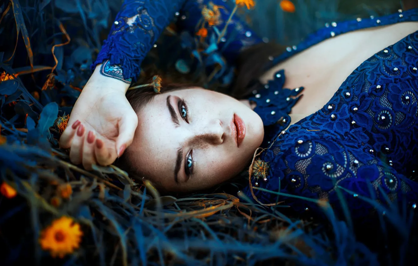 Фото обои трава, девушка, цветы, лицо, настроение, руки, маникюр, Ronny Garcia