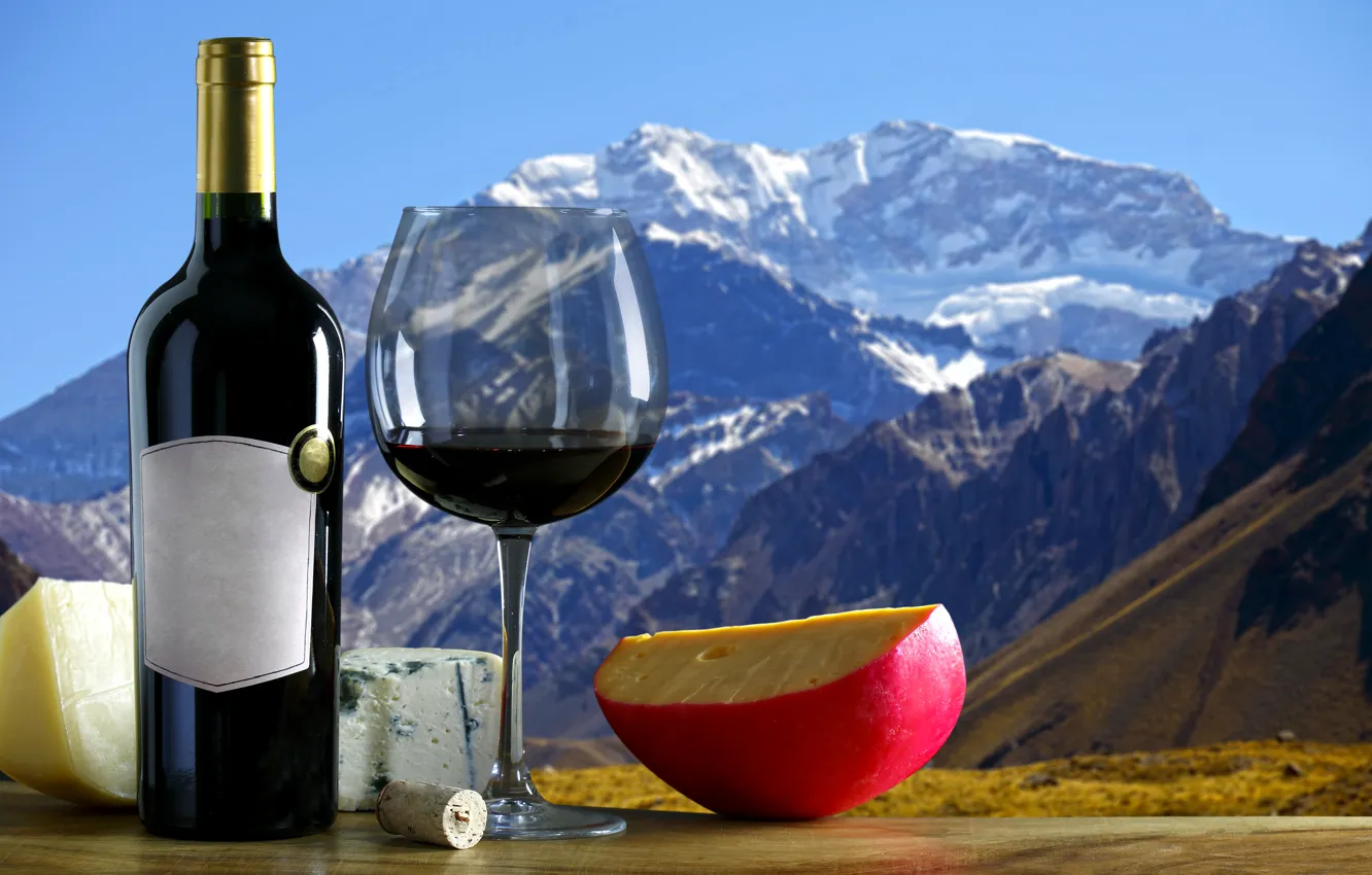 Фото обои пейзаж, горы, вино, бокал, бутылка, яблоко, сыр, пробка