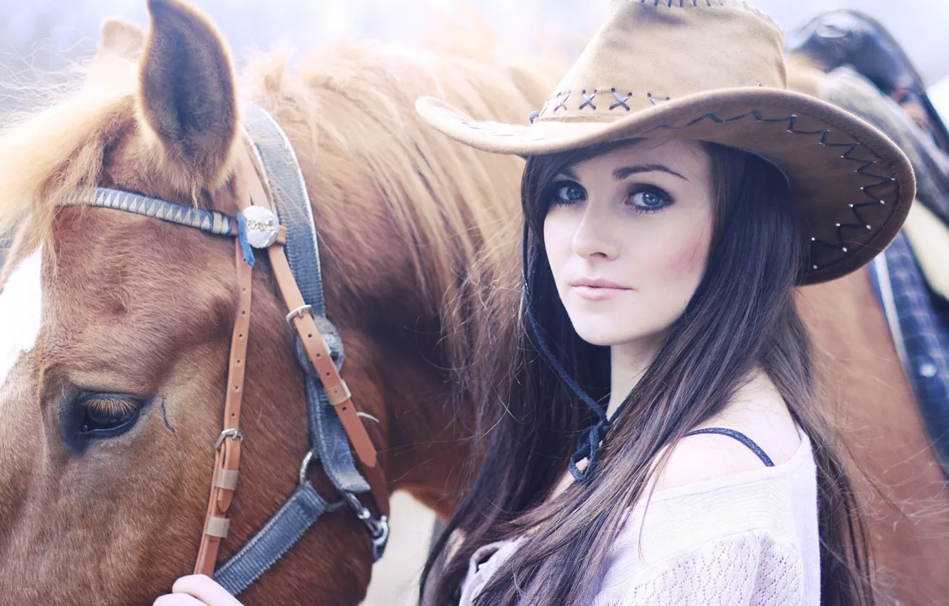 Фото обои лошадь, шляпа, Брюнетка, красивые глаза.