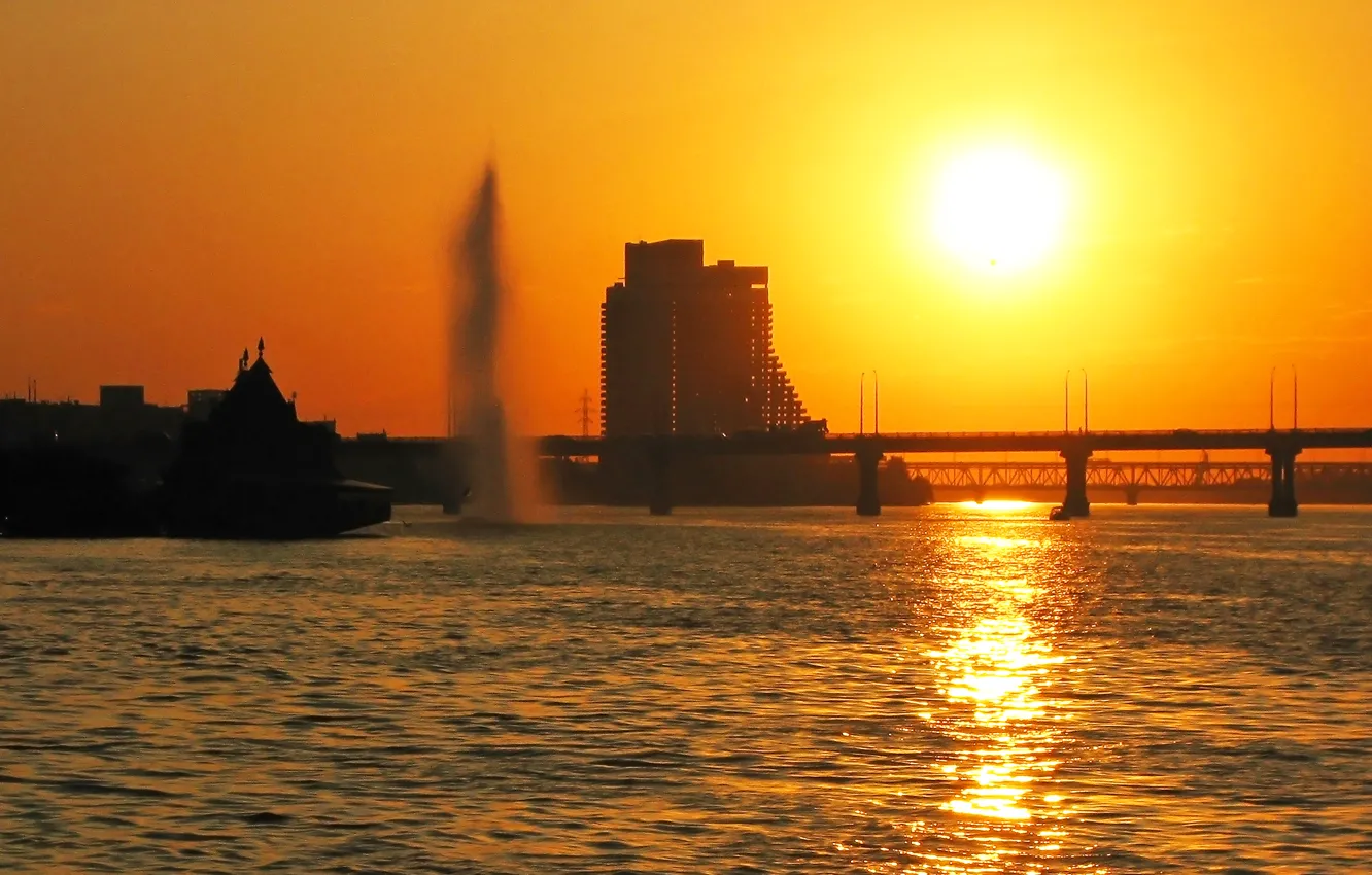 Фото обои вода, солнце, закат, мост, город, блики, отражение, река