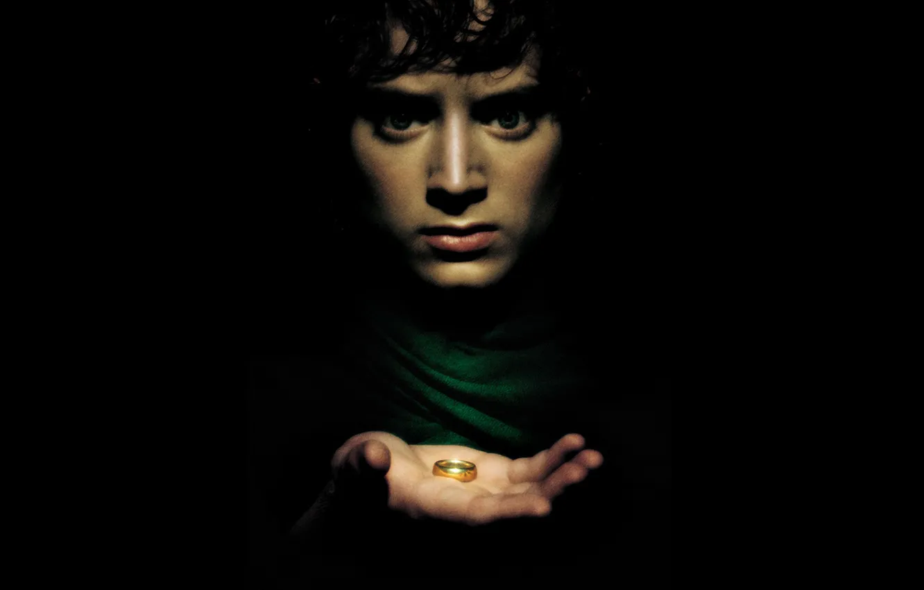 Фото обои взгляд, фон, черный, рука, кольцо, фэнтези, актер, Фродо