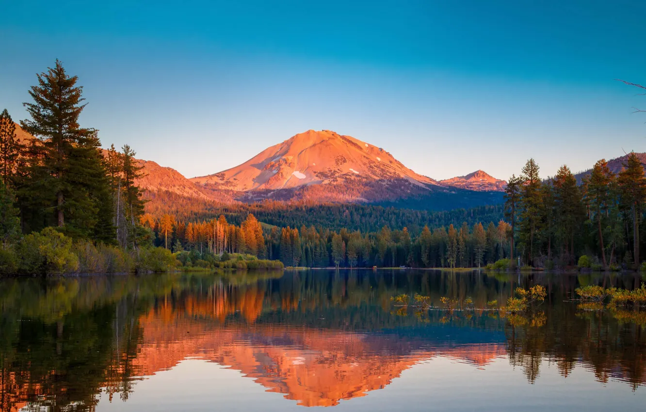 Фото обои деревья, озеро, гора, Калифорния, США, Национальный парк Лаассен-Волканик