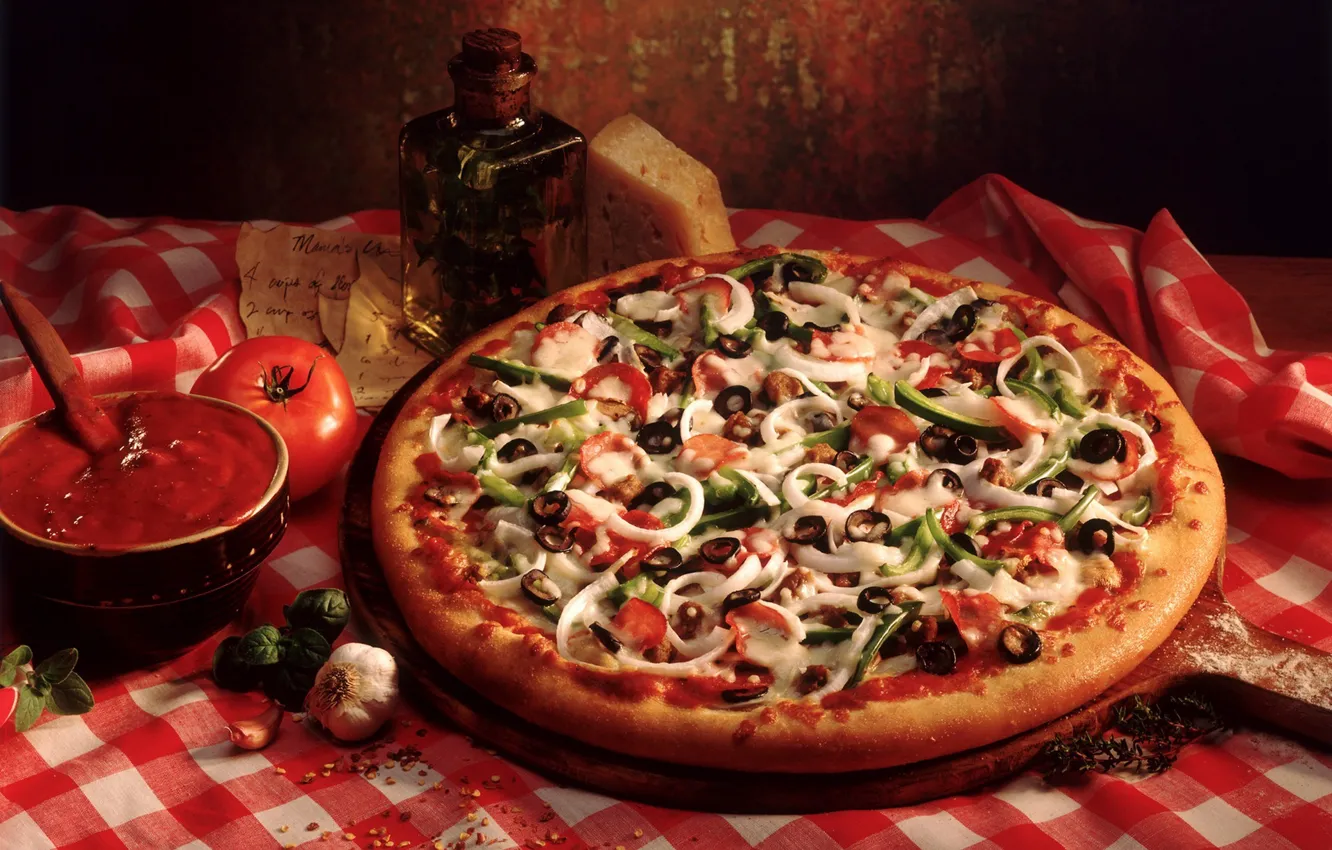 Фото обои стол, сыр, лук, доска, пицца, помидор, оливки, колбаса