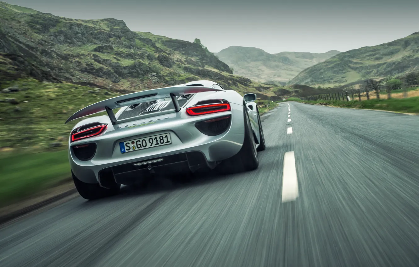 Фото обои дорога, горы, скорость, Porsche, задок, антикрыло, Porsche 918 Spyder