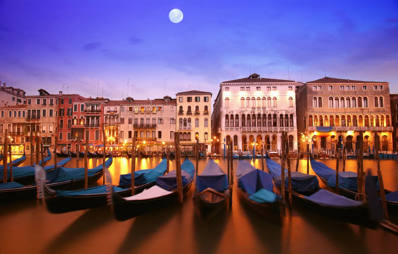 Фото обои вода, свет, отражение, река, луна, здания, дома, лодки