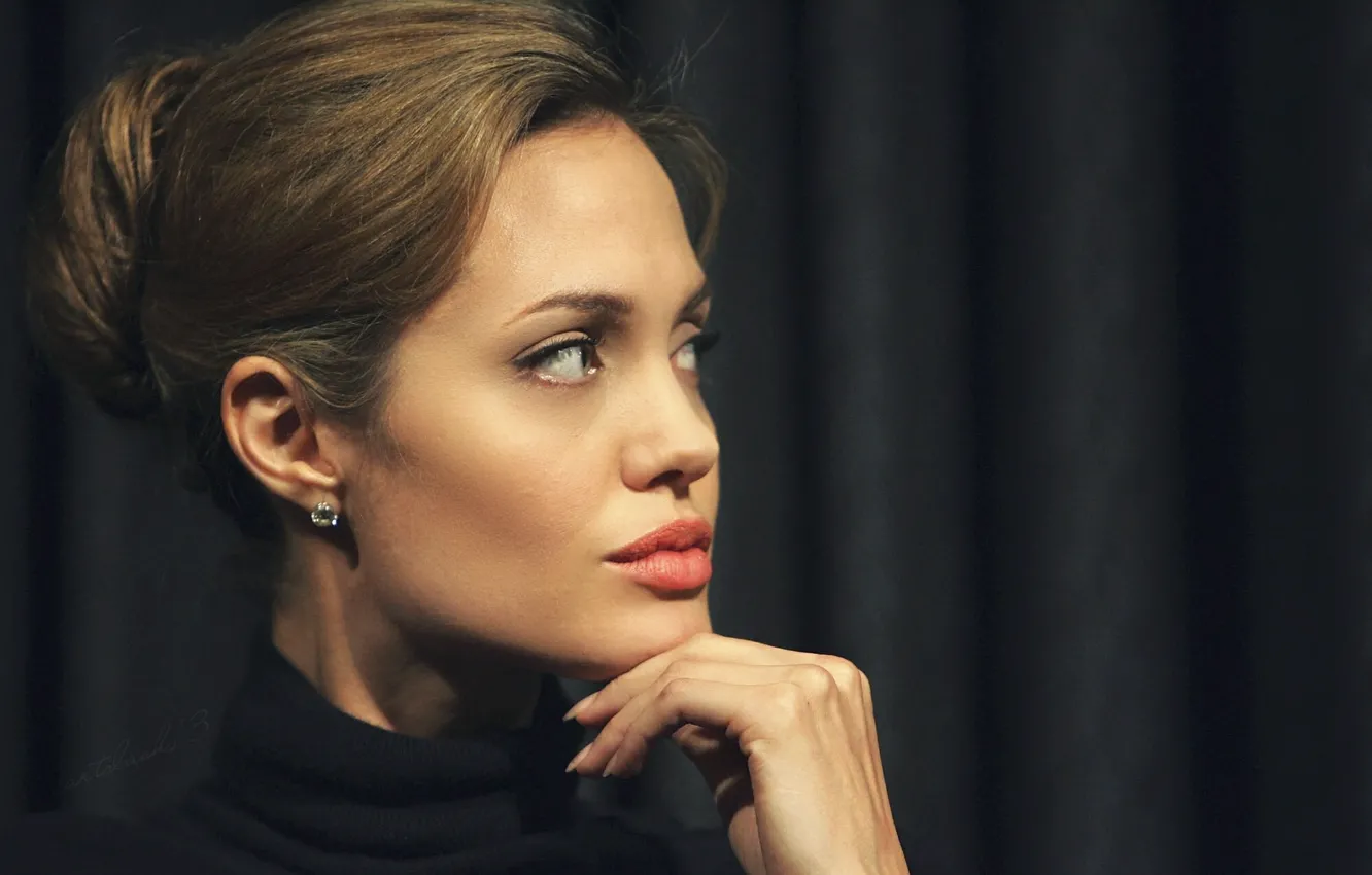 Фото обои взгляд, актриса, Angelina Jolie, губы, знаменитость, анджелина джоли