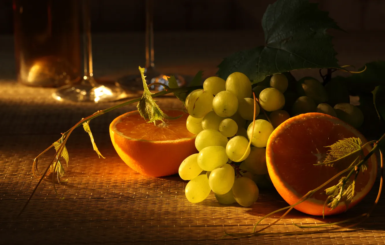 Фото обои стол, апельсины, бокалы, виноград, фрукты, полумрак, дольки