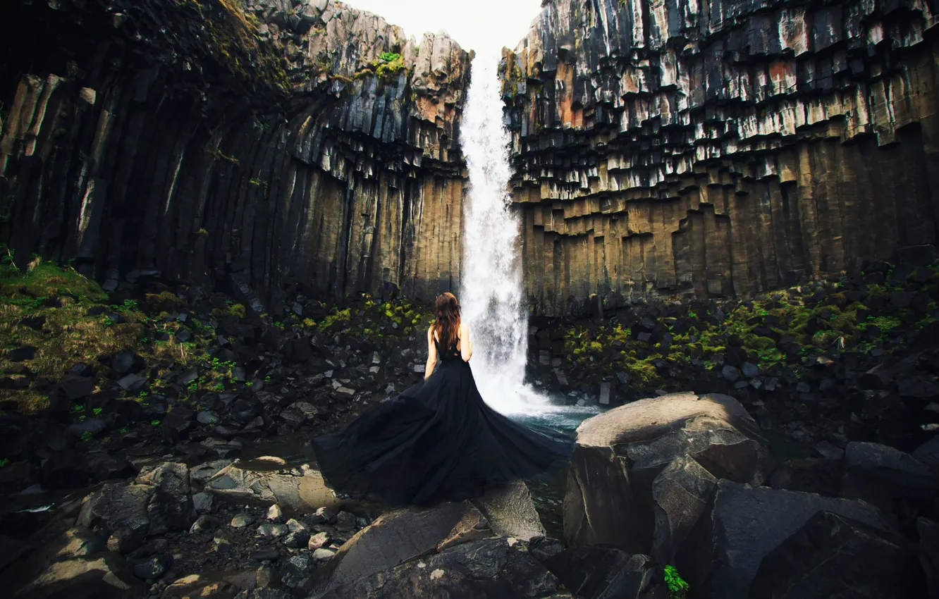 Фото обои девушка, камни, скалы, водопад, поток, платье, Исландия