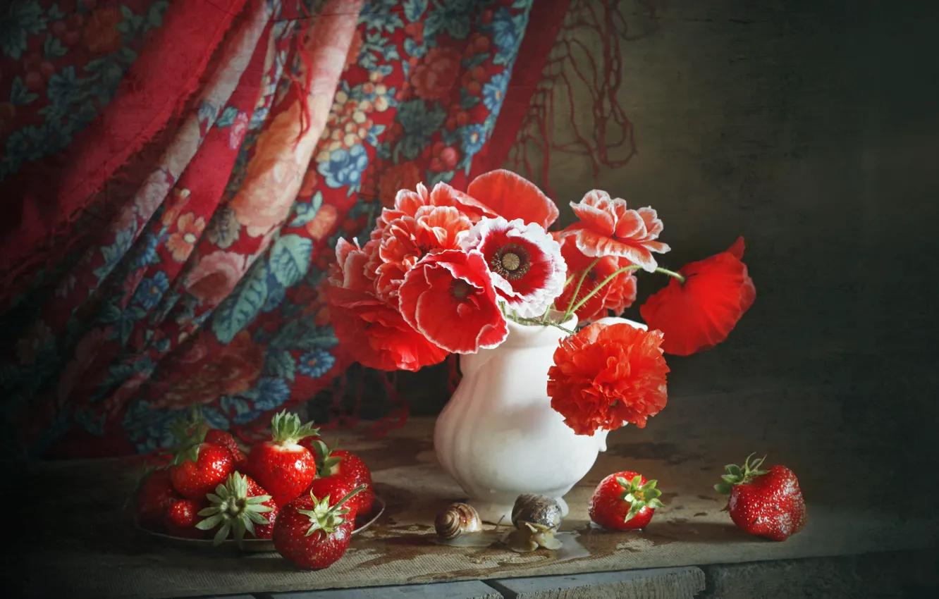 Фото обои цветы, ягоды, доски, маки, улитки, клубника, кувшин, натюрморт