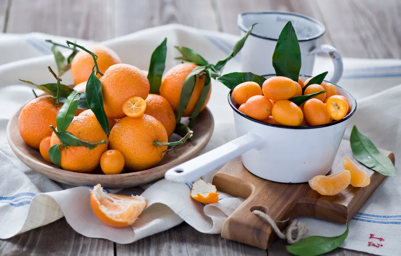 Фото обои листья, апельсины, посуда, доска, фрукты, оранжевые, кожура, мандарины