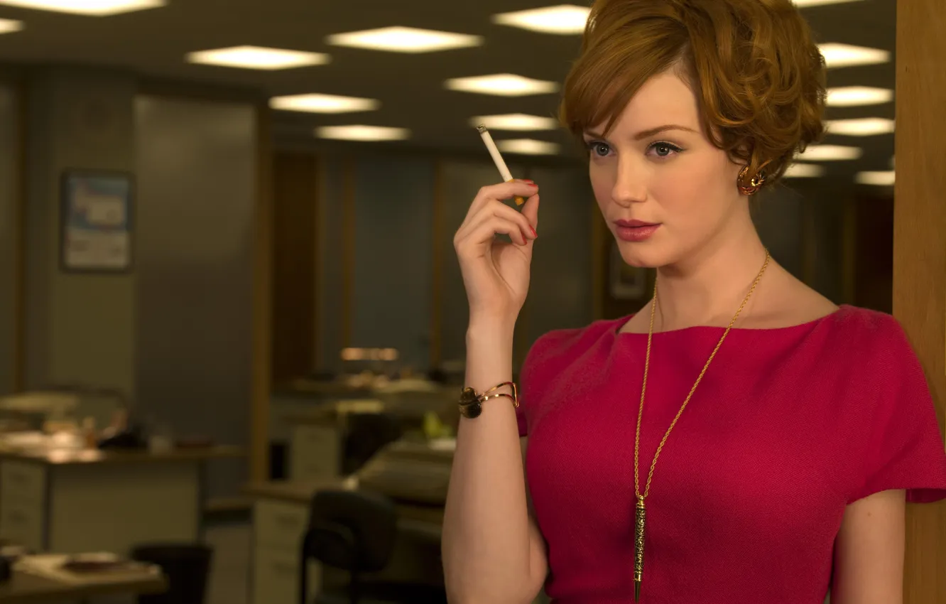 Фото обои актриса, прическа, сигарета, браслет, рыжая, Christina Hendricks, Кристина Хендрикс