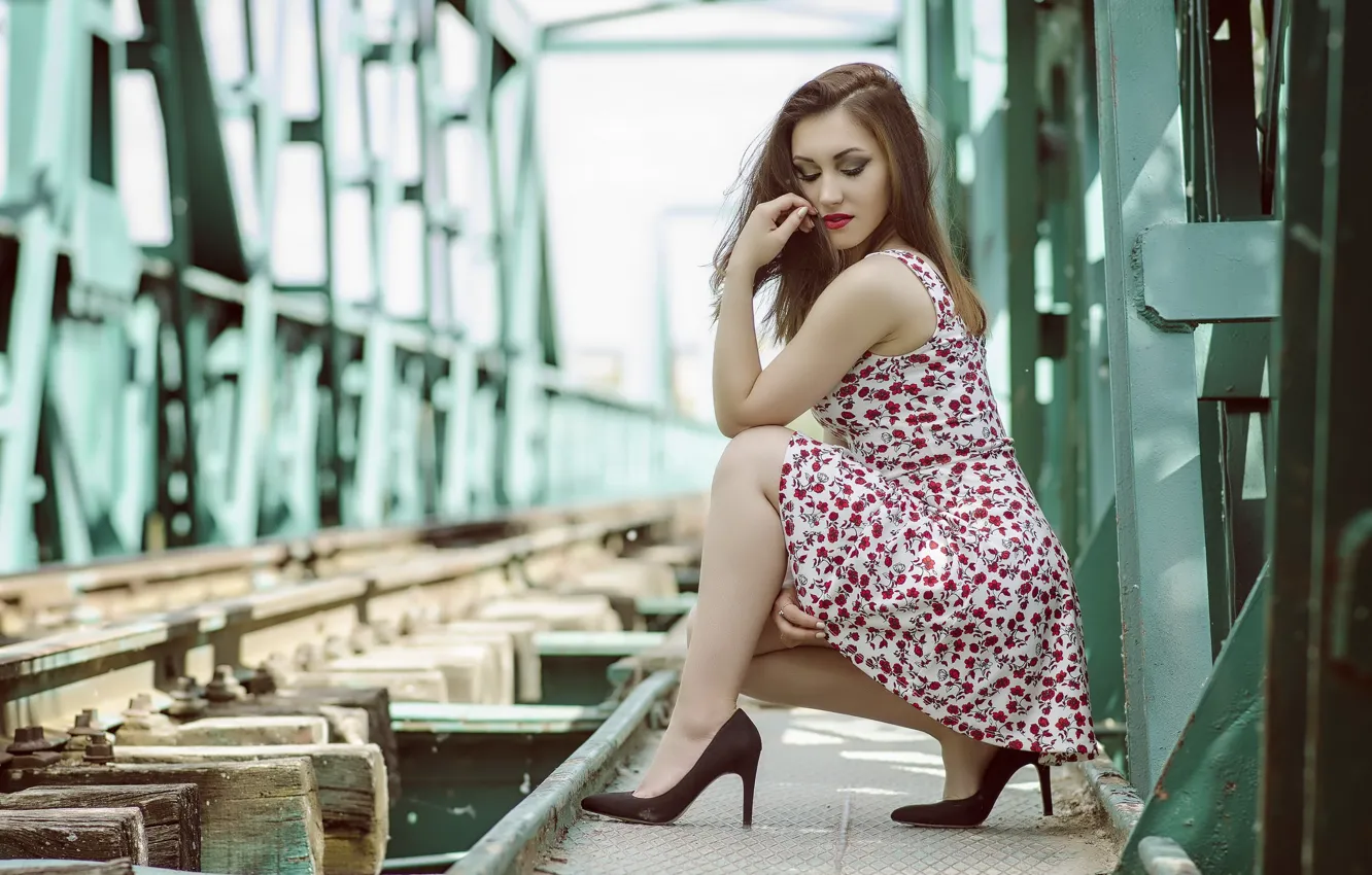 Фото обои девушка, мост, модель, рельсы, платье, туфли, милашка, Dalia Cuesta