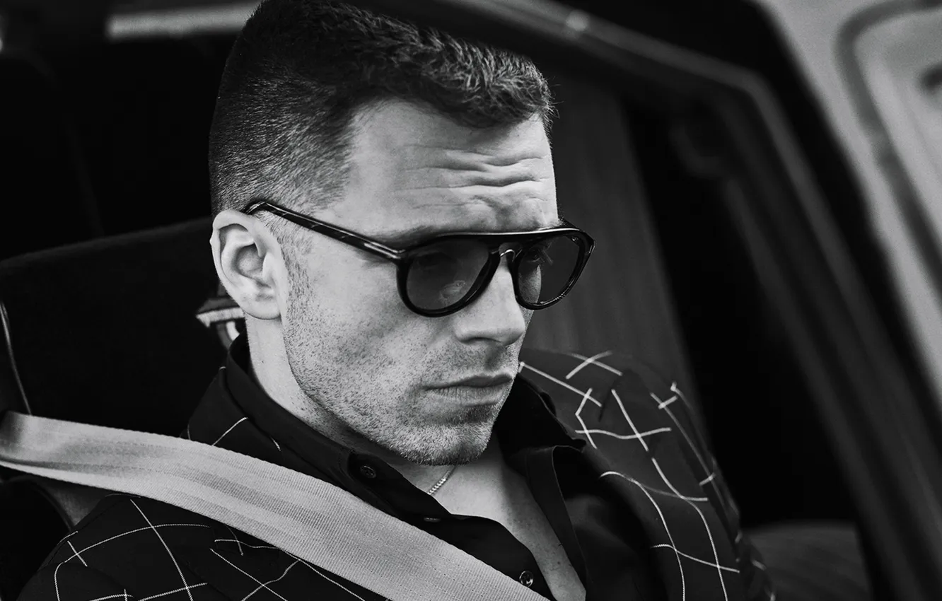 Фото обои авто, очки, черно белое, актер, в машине, Sebastian Stan, Себастиан Стэн