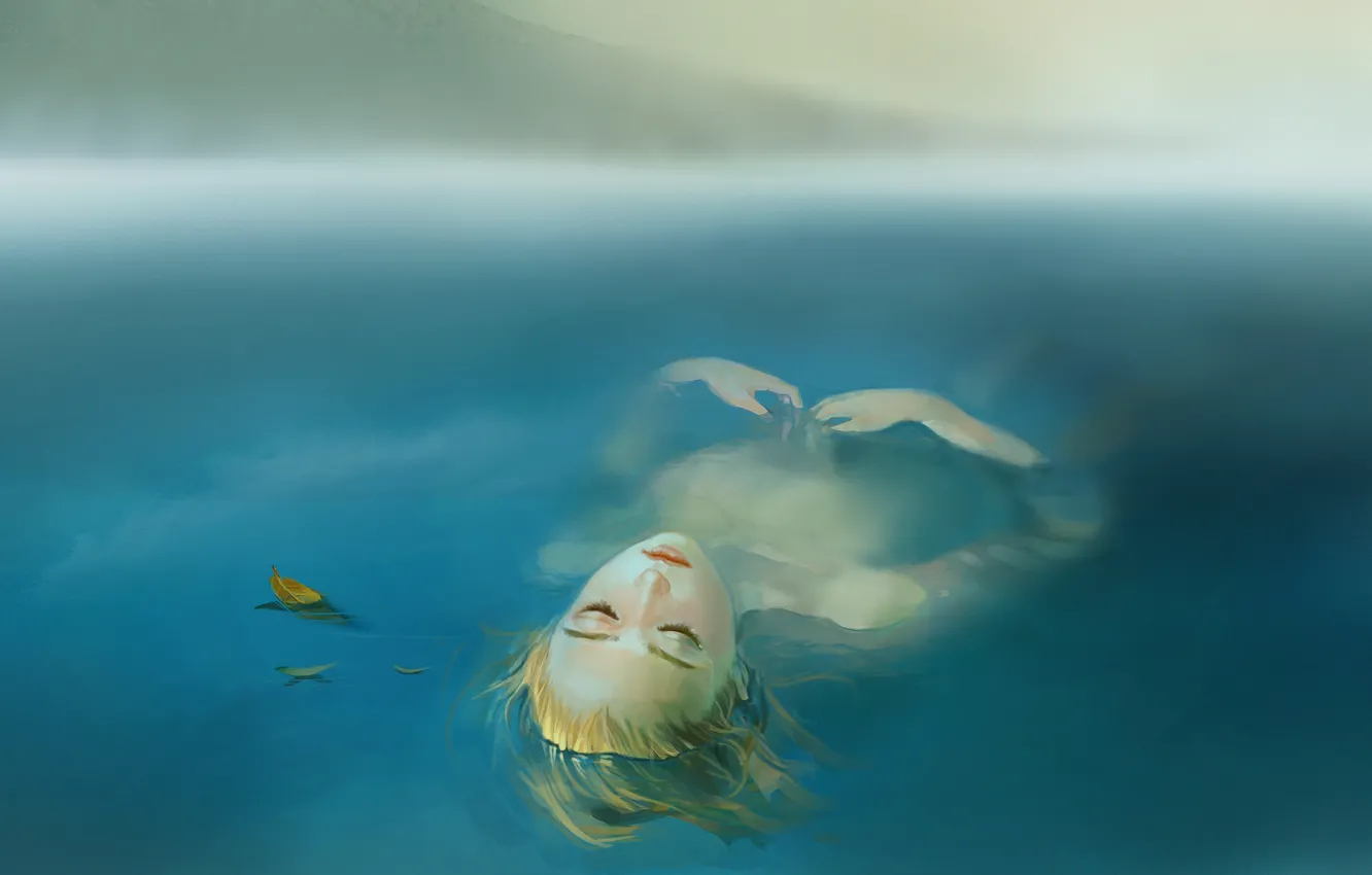 Фото обои листья, вода, девушка, лицо, туман, озеро, волосы, лежит