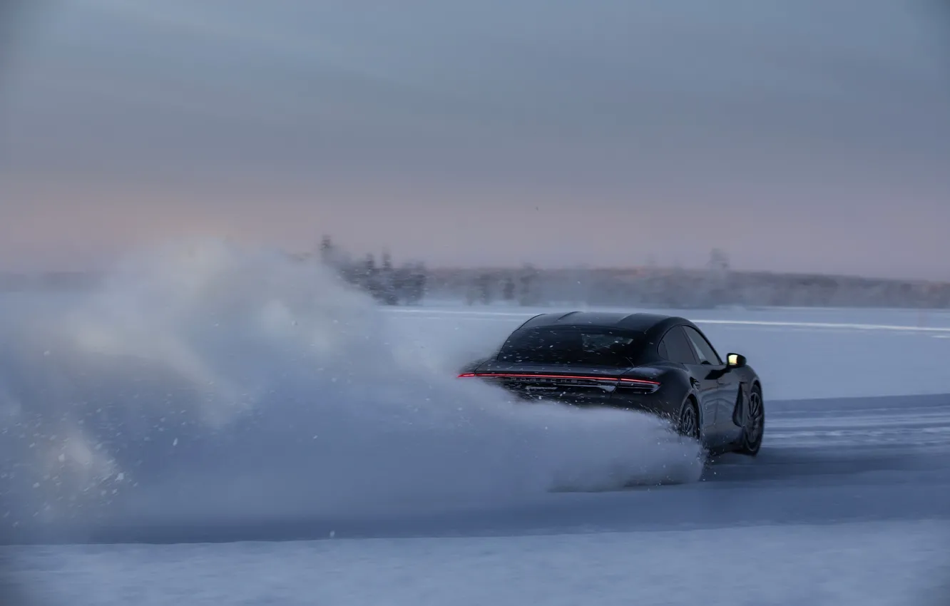 Фото обои снег, чёрный, лёд, Porsche, трек, скольжение, 2020, Taycan