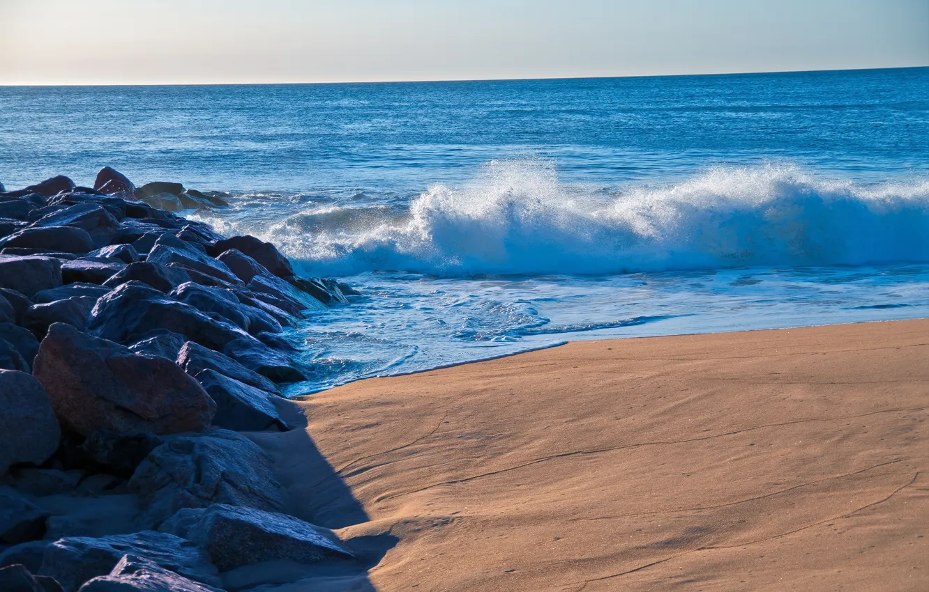 Фото обои песок, море, волны, брызги, камни, берег, горизонт