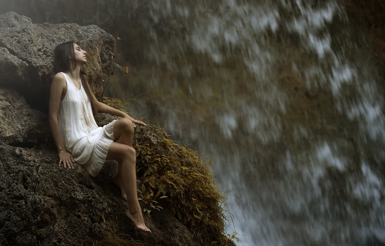 Фото обои девушка, капли, водопад, ножки, Maria Nita