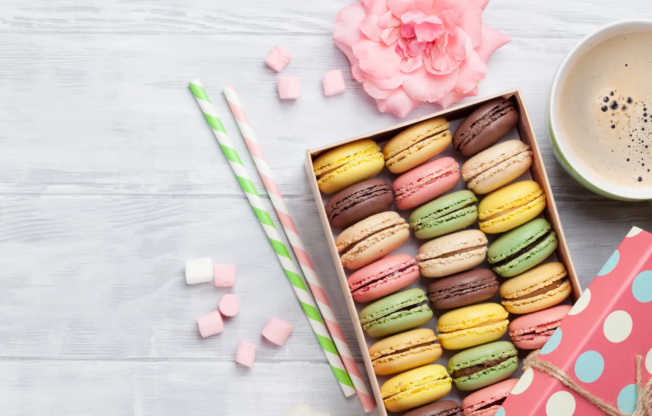 Фото обои цветы, подарок, colorful, wood, pink, flowers, coffee cup, macarons