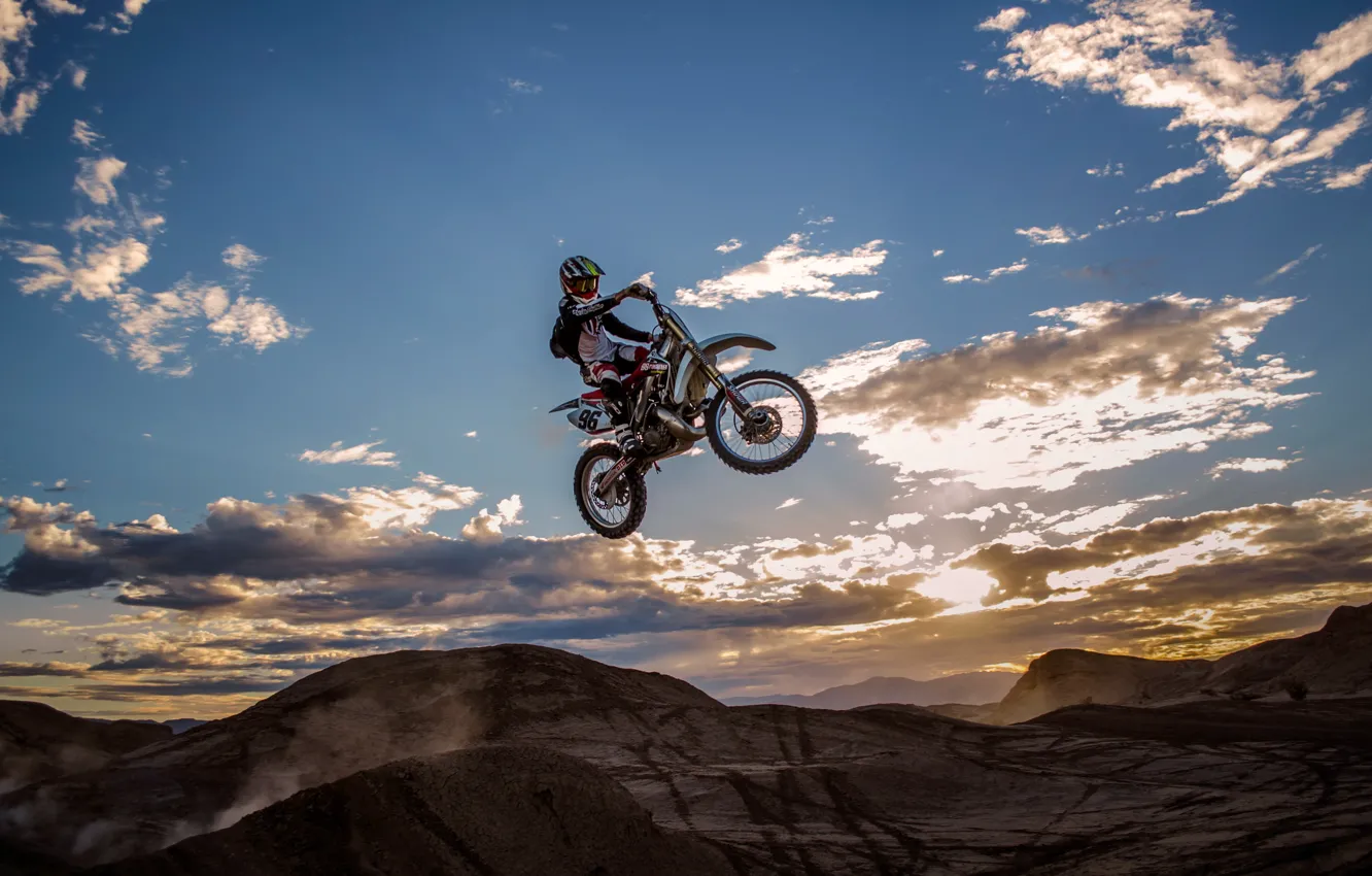 Фото обои небо, прыжок, спорт, мотоцикл